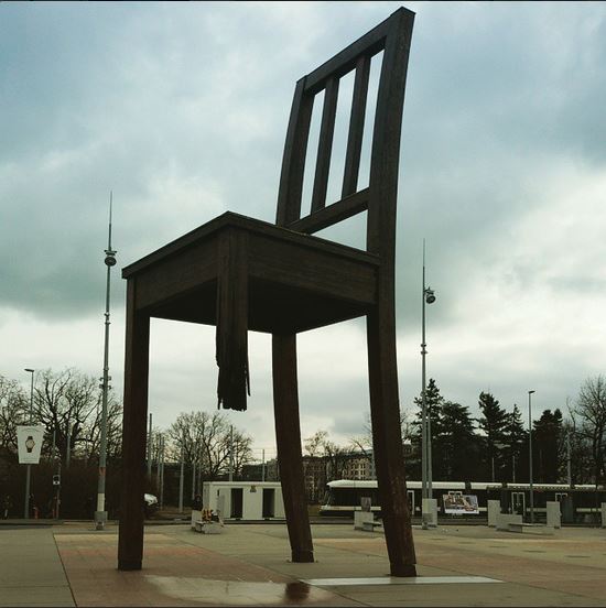 The Broken Chair at Gebrochener Stuhl Genf Commissioned by Handicap International Mine Ban Treaty JUUCHINI